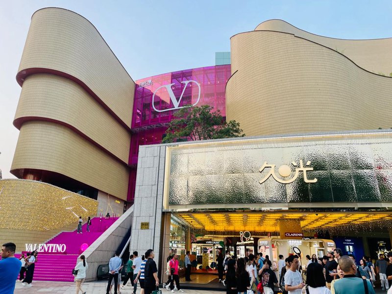 上海百货业动态：传统与现代的碰撞